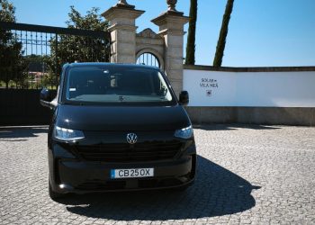 Carrinha preta VIP para transfers de longa distância com partida de Braga